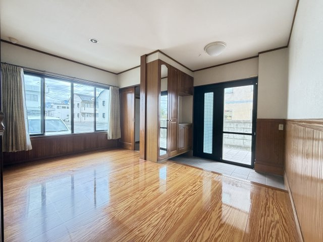 上長磯町中古住宅の玄関|■広々取れた玄関回り