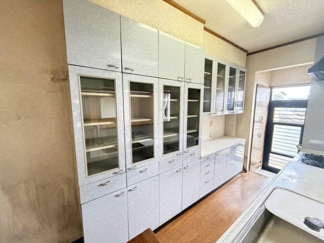 上長磯町中古住宅のキッチン|■キッチン裏にはおおがた カップボードも！