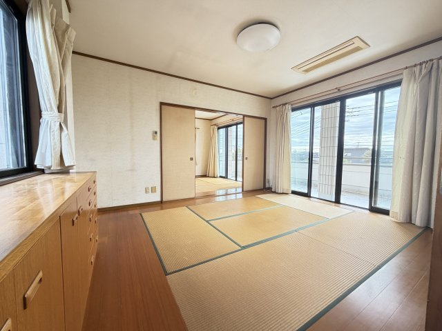 上長磯町中古住宅の和室|■2階10.0帖和室
