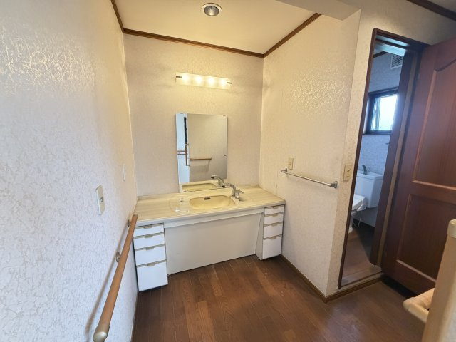 上長磯町中古住宅の独立洗面台|■2階にも洗面台がございます