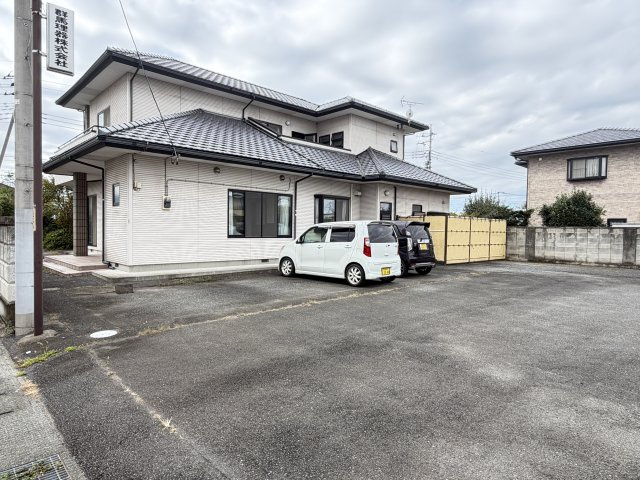 上長磯町中古住宅の外観|■駐車場は南側の庭スペースを加工しましょう。並列5台以上可能です！
