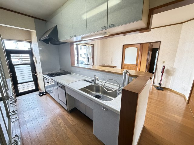 上長磯町中古住宅のキッチン|■対面式のシステムキッチンは食洗器付き