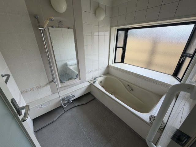 上長磯町中古住宅の浴室|■ゆったり広々した浴室です