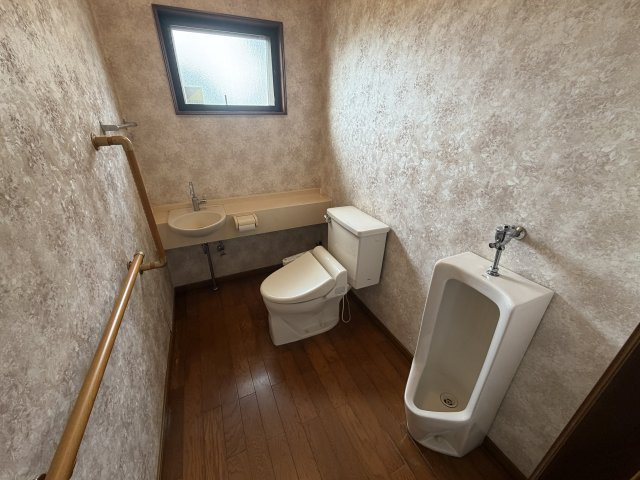 上長磯町中古住宅のトイレ|■1階トイレは2器完備です