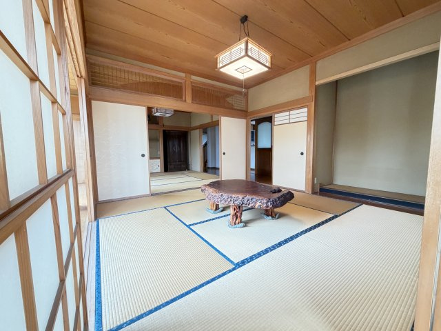 上長磯町中古住宅の居間・リビング|■一体利用で20.0帖以上の大空間に