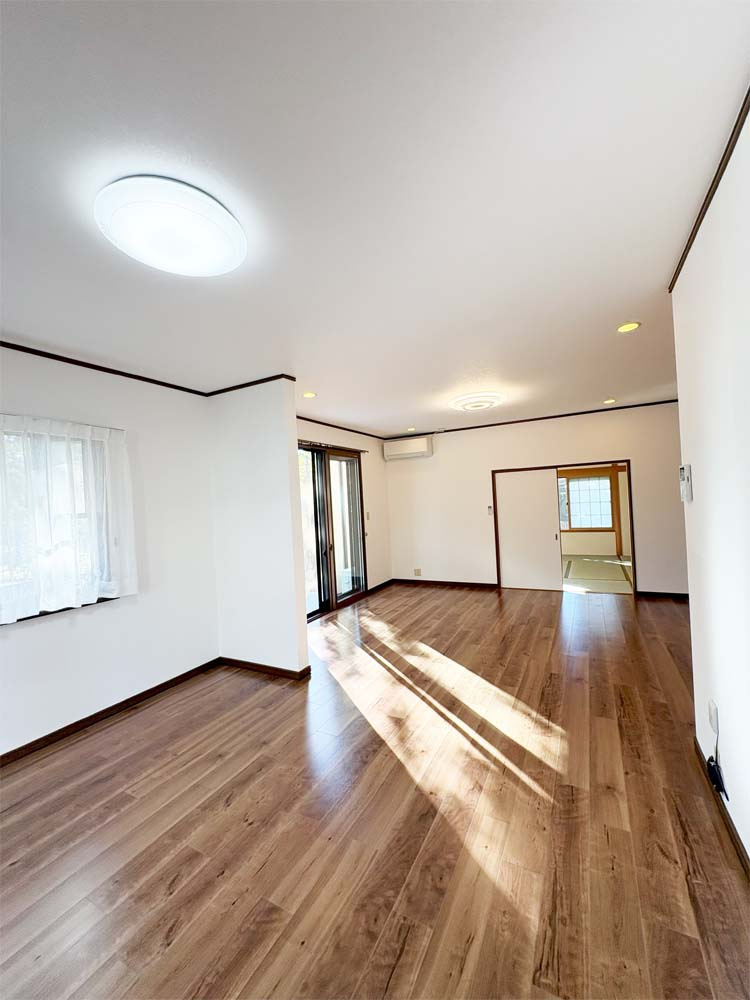 星和台２丁目貸戸建の居間・リビング|こちらの居間で趣味の時間をお楽しみください