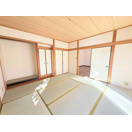 星和台２丁目貸戸建ての和室|柔らかい畳が心地よい和室