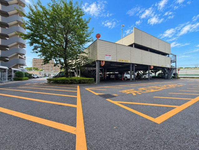 【駐車場】 | モアステージ大和ライラックの街　鶴間駅歩ける圏内/動物可/オートロック付/EV付き | ◆周囲の景観にも馴染む、シンプルかつ上品な佇まい。住環境の良さが感じられます。
