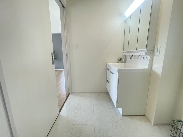糸満市賀数（全3棟）1号棟の独立洗面台|※同仕様写真です