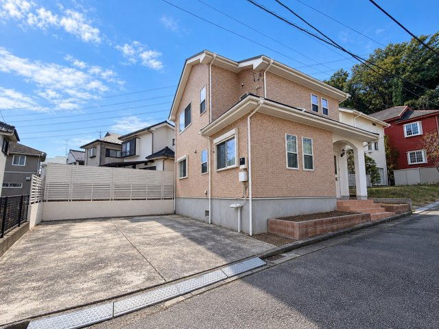 【前面道路含む現地写真】 | ◆麻生区白鳥４丁目　中古戸建◆ | ◆2台分の駐車場は、快適な生活を実現する重要な要素です。複数の車を所有する家族や来客用の駐車に便利です。（写真は一部AI加工しております）