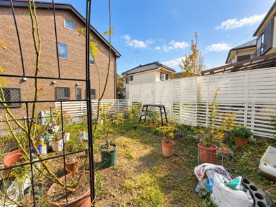 【その他】 | ◆◇麻生区白鳥　中古住宅◇◆ | ◆陽あたりの取れた大きなお庭が本物件の特徴です。ウッドデッキやタイルテラス等、ライフスタイルに合わせて可変可能なため、夢が膨らみますね。（写真は一部AI加工しております）
