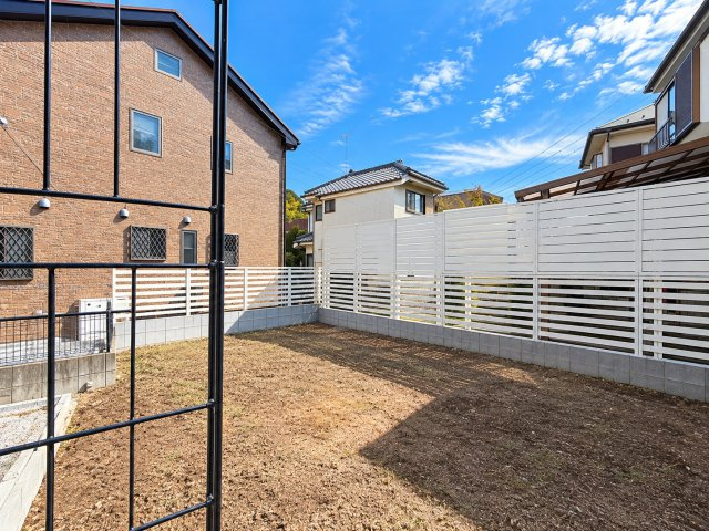 【庭】 | ◆麻生区白鳥４丁目　中古戸建◆ | ◆陽あたりの取れた大きなお庭が本物件の特徴です。ウッドデッキやタイルテラス等、ライフスタイルに合わせて可変可能なため、夢が膨らみますね。（写真は一部AI加工しております）