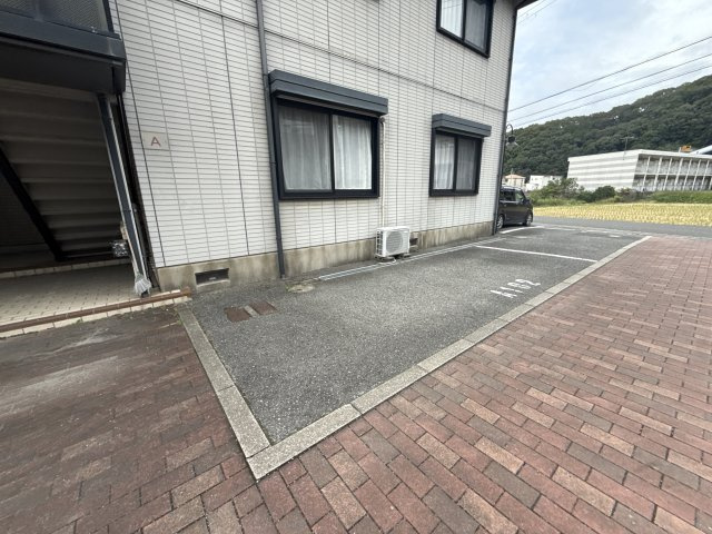 オークタウン書写 C棟の駐車場