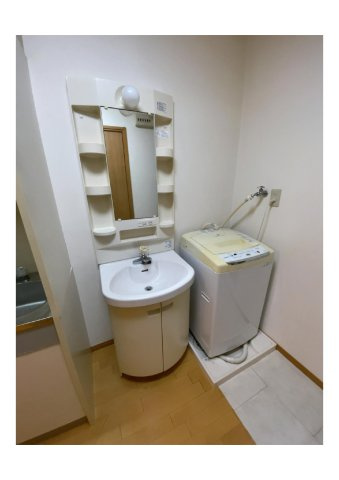 大阪府守口市藤田町5丁目　テラスハウスの独立洗面台|朝の身支度には欠かせない独立洗面化粧台