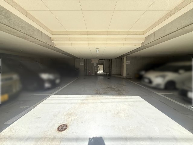 ドルフ灘アルヴィレージュの駐車場|屋内平面分譲車庫の権利付きで、大切なお車を雨風や直射日光から守りやすいのも魅力。
お車をお持ちの方にも嬉しいポイントです。
