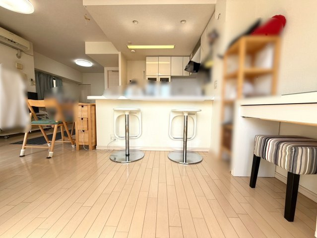 ドルフ灘アルヴィレージュの居間・リビング|キッチンカウンターに腰掛けて、お酒を片手にゆったりと過ごす贅沢なひととき。自宅にいながら、バーのようなおしゃれな雰囲気を楽しめます。