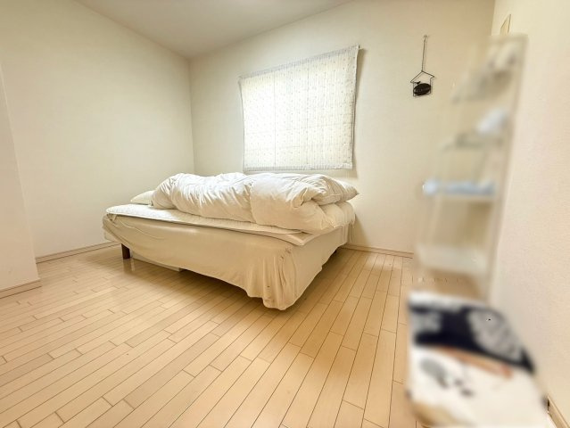 ドルフ灘アルヴィレージュの洋室|約6帖の主寝室には、収納力豊かなウォークインクローゼットを完備。衣類や小物をまとめて収納でき、お部屋をすっきりと保ちながら、快適なプライベート空間を実現します。