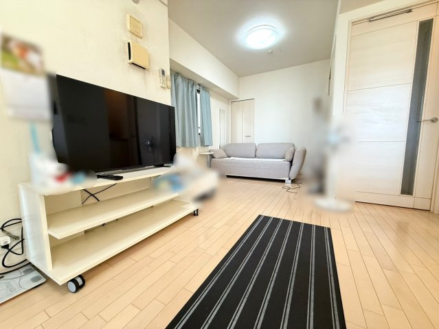 ドルフ灘アルヴィレージュの洋室|テレビを見ながらゆったりとくつろげる広々としたLDK。