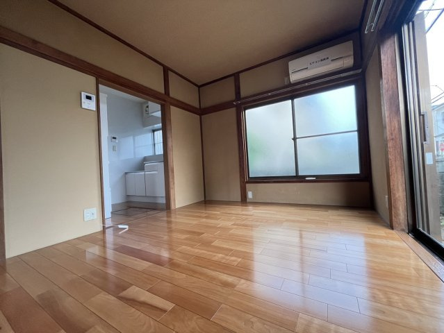 府中市西原町３丁目の一戸建ての居間・リビング