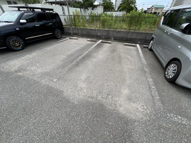 フォーレス佐土Ａの駐車場