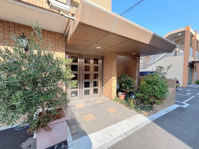 新大阪ファミール西館のエントランス