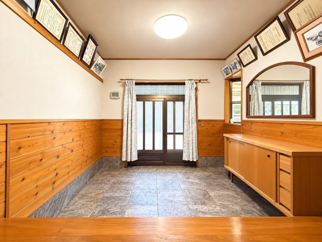 坂東市生子中古戸建の玄関
