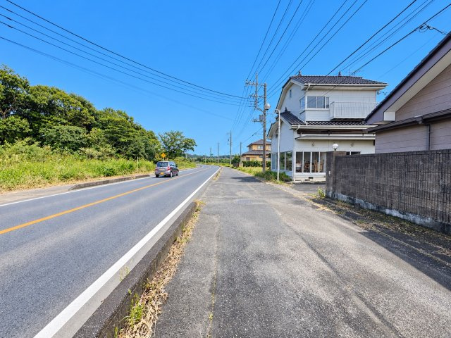 坂東市生子中古戸建の前面道路含む現地写真
