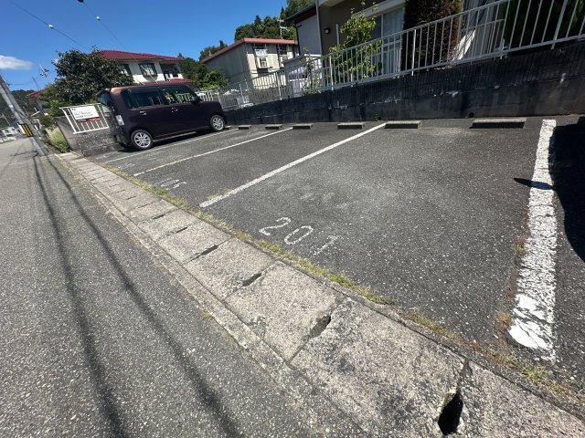 フレグランス汐見台の駐車場