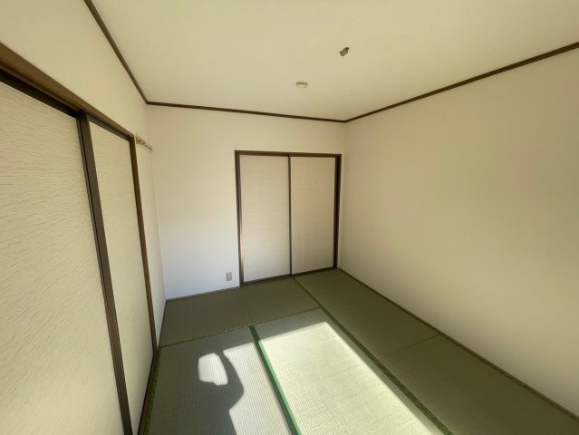 ハイカムール門松A棟の和室