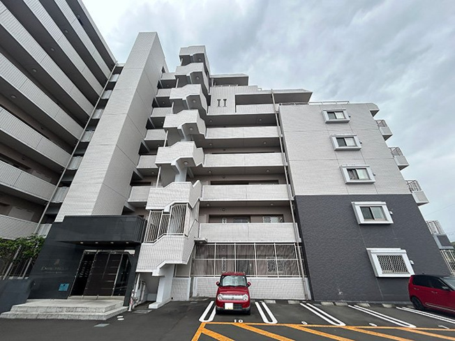 【外観】 | エンブルヒルズ駿河台 中古マンション | 青島北小学校まで徒歩約10分。お子様の通学にも配慮された立地です。