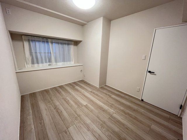 【その他】 | ダイアパレス唐人町 | 玄関側のサービスルーム。出窓になっているので部屋の空間が広く感じられます