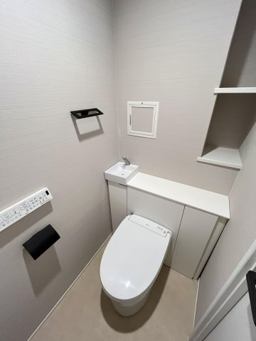 【トイレ】 | ダイアパレス唐人町 | お掃除が楽で見た目もスタイリッシュなタンクレストイレ。背面に収納設置済み