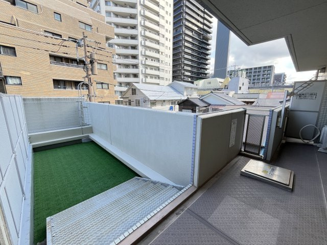 【バルコニー】 | ダイアパレス唐人町 | バルコニーは屋根付きで幅が広く、お洗濯物を干すのに便利です