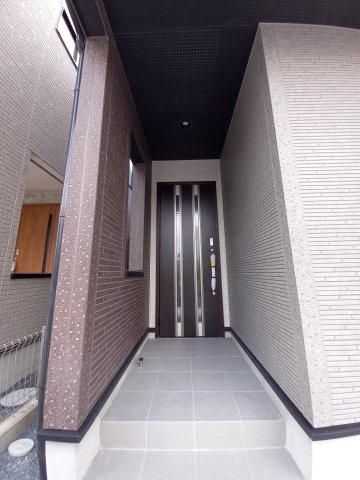 ブルーミングガーデン宇都宮市平松本町1号棟の玄関