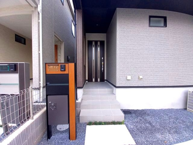 ブルーミングガーデン宇都宮市平松本町1号棟の玄関