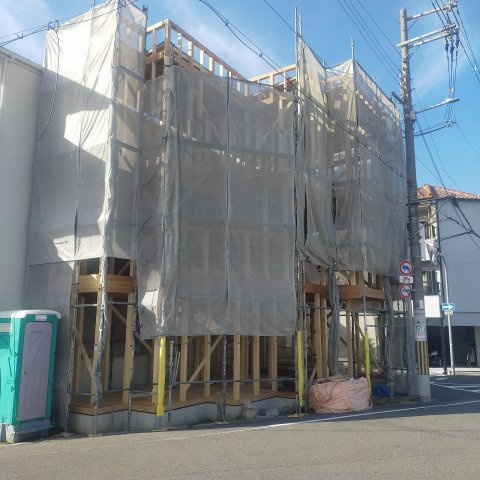 林寺新築一戸建ての外観|10月16日現在上棟済です。南東面に間口が広々接しており、大変明るいお家です