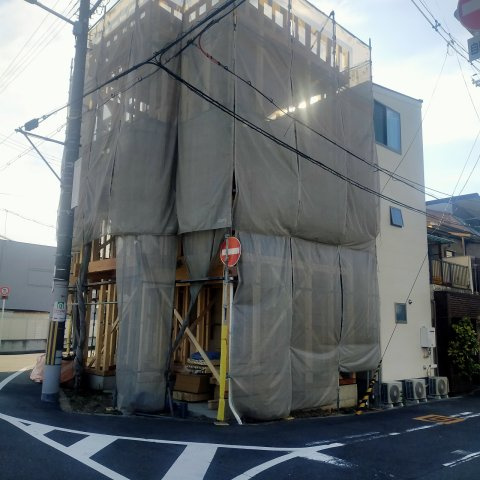 林寺新築一戸建ての前面道路含む現地写真|３方角地で前面道路も広く、ゆったりと暮らせる立地です