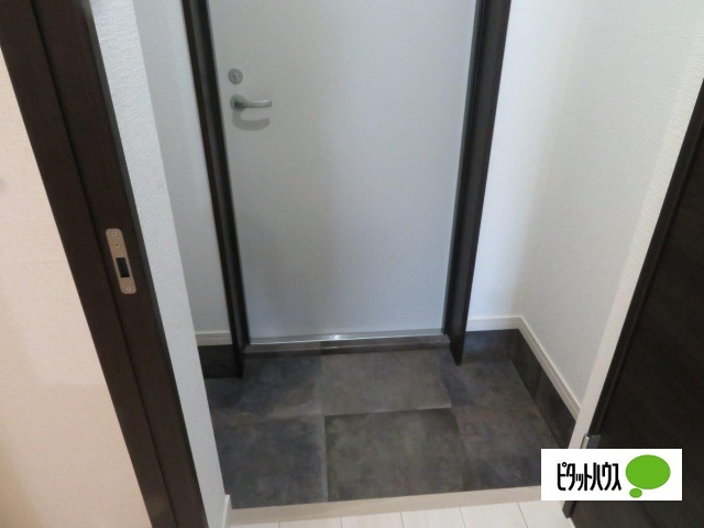 【玄関】 | トレステーラ　リデアル上人 | 別部屋の写真となります