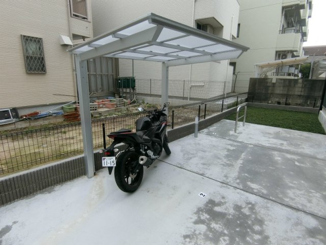 リブリ・サンライズ栄生の駐車場