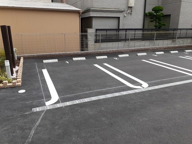 カーサ　イン　ピエトラ　ロッサの駐車場