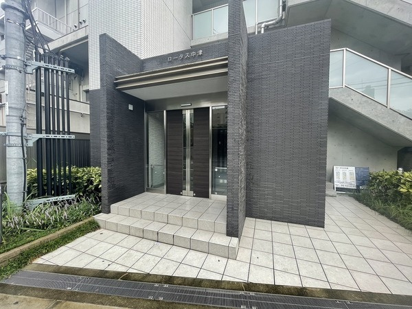 ロータス中津のエントランス