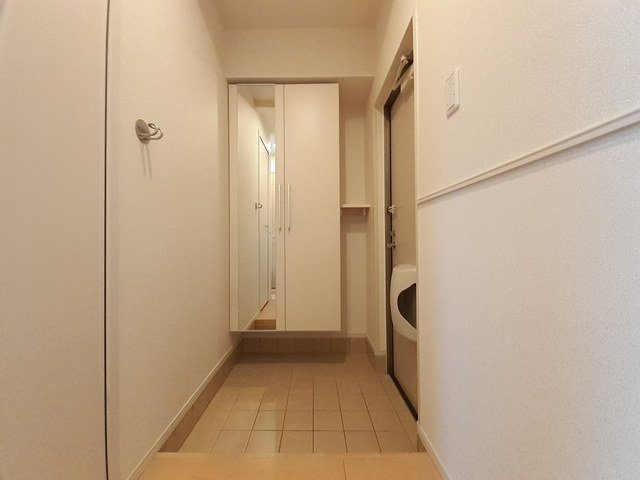プレジール千原崎の玄関|明るい玄関です