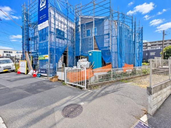 横浜市泉区岡津町の新築一戸建の前面道路含む現地写真|周辺は落ち着いた街並みになります。
子育てにはぴったりの住環境♪
