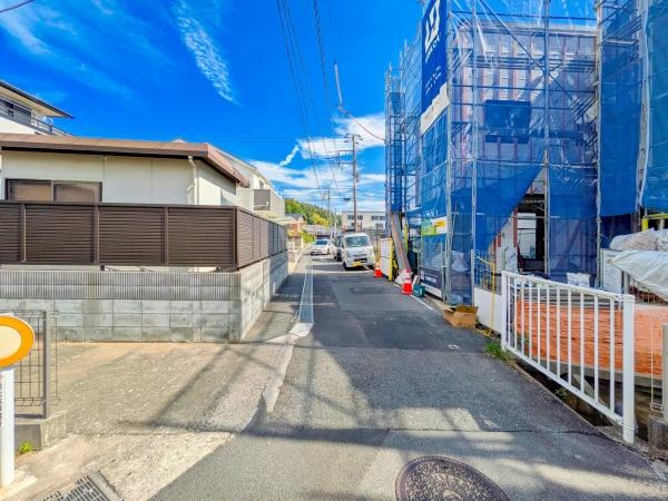 横浜市泉区岡津町の新築一戸建の前面道路含む現地写真|車通りが少ない為、小さなお子様にも安心です。
是非一度、現地へ起こしください。