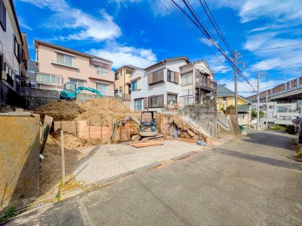 横浜市南区六ツ川２丁目の新築一戸建の前面道路含む現地写真|車通りが少ない為、小さなお子様にも安心です。
是非一度、現地へ起こしください。