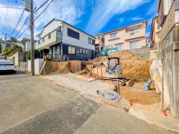 横浜市南区六ツ川２丁目の新築一戸建の前面道路含む現地写真|周辺は落ち着いた街並みになります。
子育てにはぴったりの住環境♪