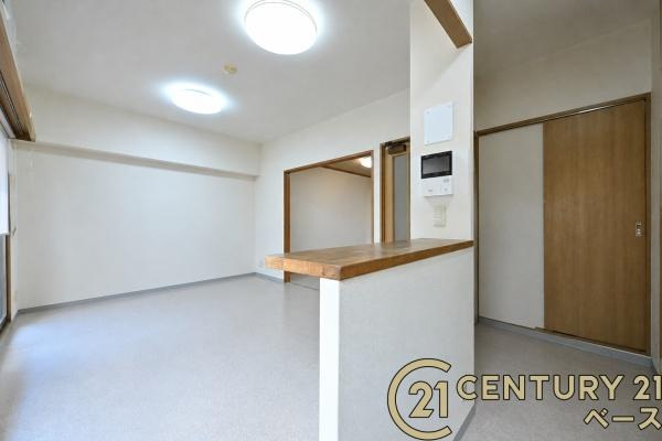 セントポリア武庫之荘の内装|■現地撮影写真■壁付けキッチンの背面にはカウンターを設置。キッチンから洗面室へも行き来でき、家事動線に配慮された間取りです。※画像はＡＩ加工により荷物等除去したイメージです。