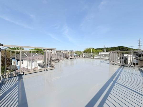 横浜市栄区笠間５丁目の中古一戸建のバルコニー|日当たり良好のバルコニーです。冬でも洗濯物がすぐ乾きそうですね。