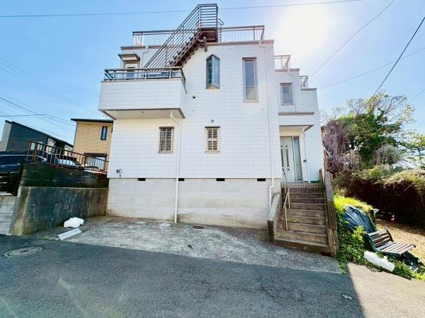 横浜市栄区笠間５丁目の中古一戸建の外観|前面道路は閑静な住宅地をはしる車通りの少ない道路。ゆとりのある住宅地で部屋の窓を開けるとそこには心地よい風が通りぬけます。
