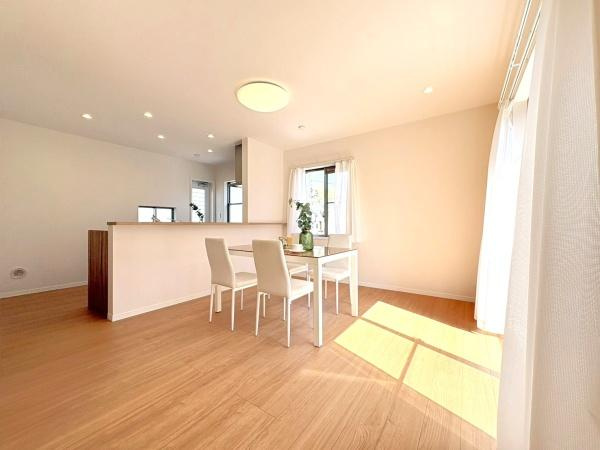 横浜市栄区笠間５丁目の中古一戸建の居間・リビング|キッチンと向き合えるカウンターがありくつろぐ場所と食事をする場所が一体となったオシャレな空間です！